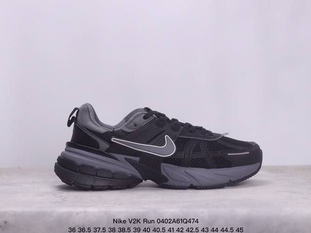 Nike V2K Run 复古单品 复古老爹鞋跑步鞋 鞋款被命名为 Runtekk 设计上借鉴了 2000 年的跑鞋风格 配色上以金属银为主调 简练又有复古运动